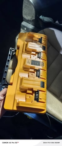 م متوفر شاحنه ديوالت امزون تشحن ٤بطاريات 07734041982