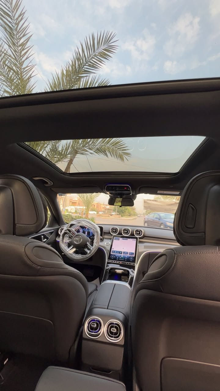 مرسيدس بنز  C350 EL 
موديل 2024
زيرووووو صفر 
رقم بغداد مميز
طراز هجين (Plug-in Hybrid) يجمع بين الأداء الرياضي والتكنولوجيا المتقدمة
ثلاث انظمة قيادة 
1️⃣ - بانزين 
2️⃣ - هايبرد 
3️⃣ - شحن كهربائي تمشيك 100 كيلو 
تختار النظام الي يعجبك 
السيارة فول الفول موصفات 

1- نظام القيادة الذاتية والمساعدة (ADAS) الرادار والكاميرات
2-  (DRIVE PILOT ) : يعتبر من أكثر أنظمة القيادة الذاتية من المستوى 3/4 تطوراً في العالم. في ظروف معينة (طرق سريعة مزدحمة)، يمكن للسائق تسليم القيادة الكاملة للسيارة وتشغيل قوانين أو مشاهدة فيلم.

3- نظام المساعدة على التوجيه الذكي (Active Steering Assist):** يحافظ على مسار السيارة في منتصف المسار، حتى في المنحنيات اللطيفة.

4- مساعد الحفاظ على المسار (Active Lane Keeping Assist): يكشف علامات المسارات ويتدخل بتوجيه عكسي لطيف إذا بدأت السيارة في الخروج عن المسار دون استخدام الإشارة.

5- مكابح الطوارئ الذكية مع (Active Emergency Stop Assist): تكشف المشاة والدراجات والسيارات، وإذا لم يستجب السائق، توقف السيارة تلقائيًا.

6- مساعد التكيف مع السرعة (Active Distance Assist DISTRONIC): تحكم تكيفي في السرعة يحافظ على مسافة آمنة عن السيارة التي أمامك، حتى في الزحام، ويتوقف ويعيد التحرك تلقائيًا.

7- مساعد تغيير المسار (Active Lane Change Assist): بمجرد تشغيل إشارة الاتجاه، تتأكد السيارة من أن المسار خالٍ وتنفذ تغيير المسار بسلاسة.

8- نظام التحذير من الاصطدام الأمامي (Front Collision Warning)

9- مساعد الخروج من المرآب الذكي (Remote Parking Assist): يمكن للسيارة أن تدخل أو تخرج من مكان ضيق (مرآب أو موقف) عن بُعد باستخدام تطبيق الهاتف الذكي، بدون وجود السائق داخلها.

10- رادار بعيد المدى (Long-Range Radar): للمسافات الطويلة على الطرق السريعة.

11- رادارات قصيرة المدى (Short-Range Radars): في الزوايا الأربع للسيارة للكشف عن العوائق أثناء المناورة وتغيير المسار.

12- أجهزة استشعار أولتراسونيك (Ultrasonic Sensors): للمسافات القصيرة جدًا أثناء الركن.

13- الشاشة ( MBUX Hyperscreen ): لوحة قيادة رقمية كاملة بشاشة كبيرة الحجم وشاشة مركزية ضخمة 

14- نظام MBUX (Mercedes-Benz User Experience): نظام الوسائط المتعددة الأكثر ذكاءً، يتعرف على الكلام الطبيعي ("مرحبا مرسيدس، أشعر بالبرودة" أو "اضبط الإضاءة على اللون الأزرق").

15- مقاعد أمامية ذات تحكم كهربائي ذاكرة  وتهوية وتسخين 

16- التحكم بالمناخ الذكي من 4 مناطق (4-Zone THERMATIC): حيث يمكن لكل راكب ضبط درجة الحرارة والتدفئة والتهوية حسب رغبته.

17- الإضاءة البيئية AMBIENT LIGHTING:مع 64 لونًا لتختار منهم، وإعدادات إضاءة متحركة ومتعددة.

18- سقف بانورامي كهربائي (Panoramic Sliding Sunroof)

19- فتح وإغلاق وإقلاع السيارة بدون مفتاح (Keyless-Go) 

20- شحن لاسلكي للهواتف الذكية 

21- نظام المساعدة على الكبح (BAS)

22- نظام منع انغلاق المكابح (ABS)

23- نظام صوتي عالي الجودة من Burmester مع 15 مكبر صوت.
 
24- دعم كامل لتكامل الهواتف الذكية عبر Apple CarPlay وAndroid Auto

اقتصادية و صديقة للبيئة : بسبب محركها الهجين الذي يمنحها مدى كهربائي طويل.
قوية ورياضية : بأداء هجين يوفر عزم دوران فوري وقوي

للاستفسار : 

***********
بغداد
