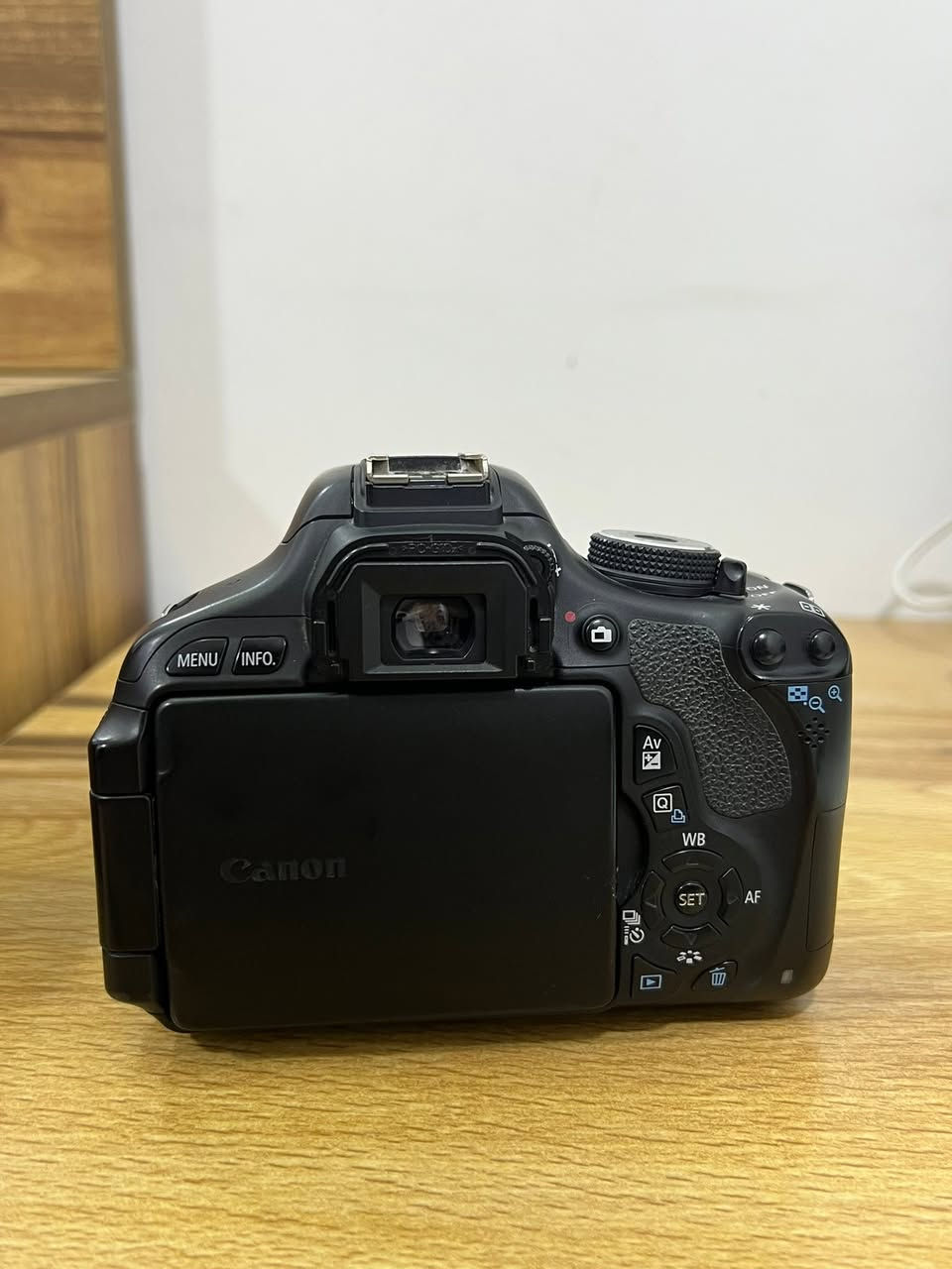 للبيع كاميرا Canon EOS 600D DSLR
كاميرا بحالة جيدة ومناسبة للتصوير الفوتوغرافي وصناعة المحتوى وتعلم التصوير.

المواصفات:

* Canon EOS 600D
* دقة 18 ميغابكسل
* تصوير فيديو Full HD 1080p
* شاشة متحركة (Flip Screen)
* عدسة Canon EF-S 18-55mm
* فلاش مدمج
* أوضاع تصوير احترافية ويدوية
* تدعم تصوير الصور بصيغة RAW

الحالة:

* الكاميرا تعمل بشكل ممتاز
* العدسة نظيفة

مناسبة للمبتدئين وصناع المحتوى والتصوير اليومي.

**وتأتي مع ملحقاتها (شاحنة للبطارية ،كيبل نقل البيانات )
** والصور الأخيرة توضح جودة تصوير الكاميرا

السعر: 400 الف بي مجال حك الجية

الموقع: حي الجهاد - شارع المضخة الثاني- فرع صيدلية ورد بغداد

للتواصل على ماسنجر 
او
الواتساب : ***********
