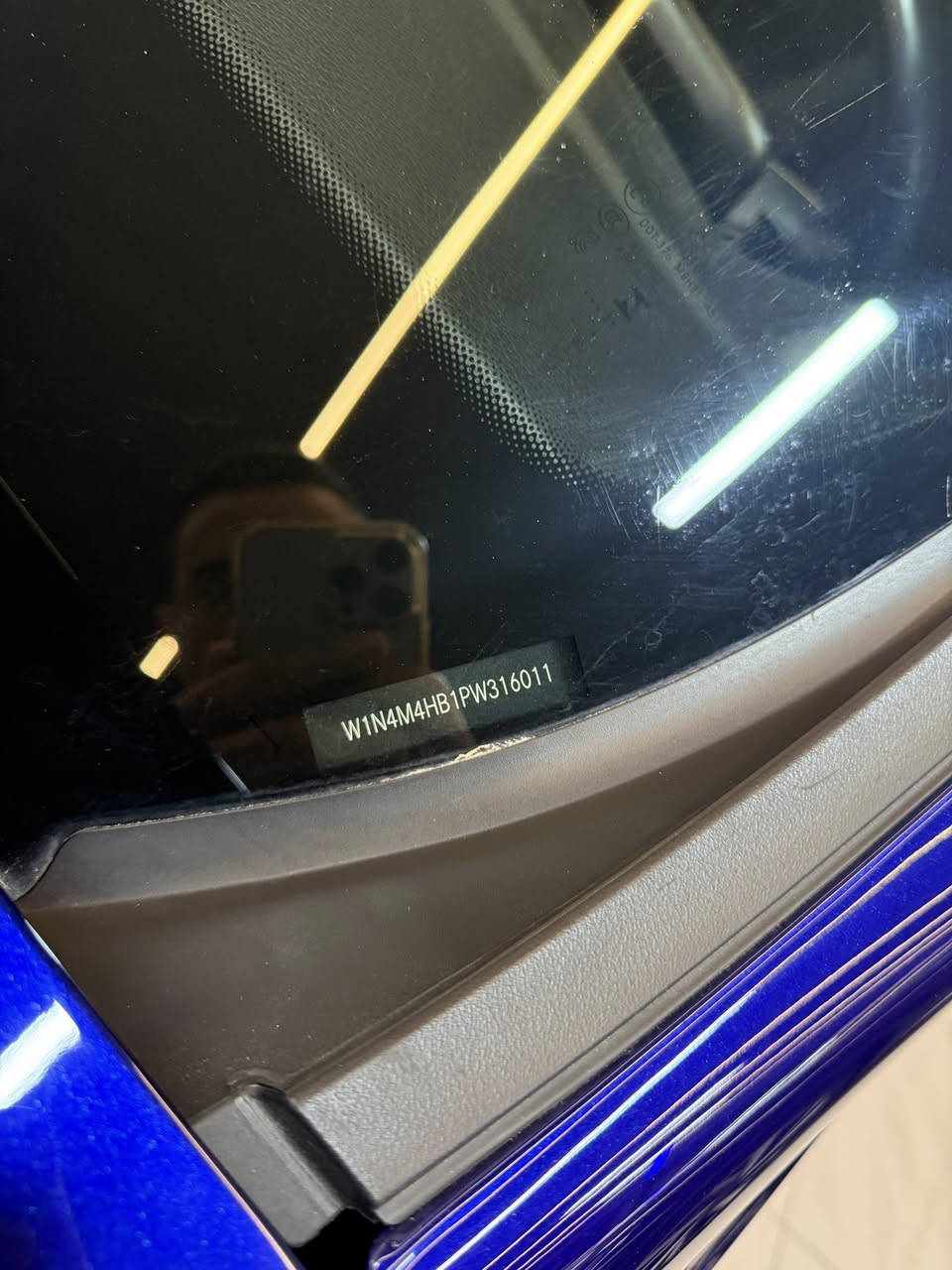 GLB 250.  2023
فول مواصفات 
محرك 2.0.  I4 
ماشيه 17،000M
بانوراما 
فور ويل 
كشنات هيتر 
اوتو ستارت
رادارات اماميه خلفيه 
حساسات اماميه خلفيه 
كشنات الاماميه كهربائيه خزن 
كامرات 360 
شحن وايرليس
صندوك كهربائي

السعر 290$ 
الضرر جاملغ النغر بدون ارباكات ودواخل 
تترقم شمالي فقط 

***********
