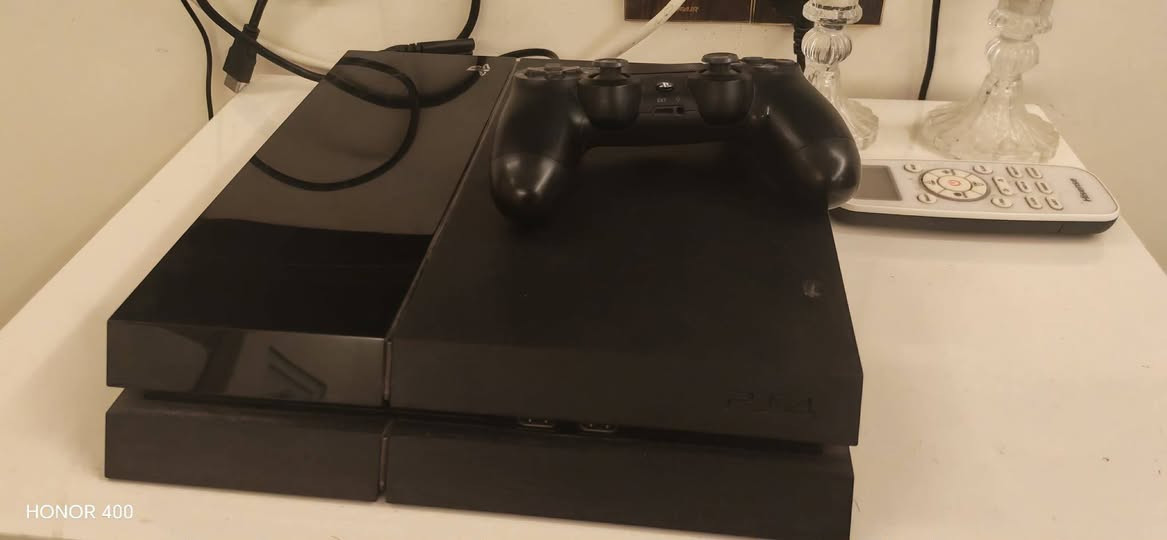 السلام عليكم ps4 500g جدا نظيف ما داخل صيانة ابداً مهكر 
استخداام جدا قليل نظام 9 للأتصال *********** السعر 250
