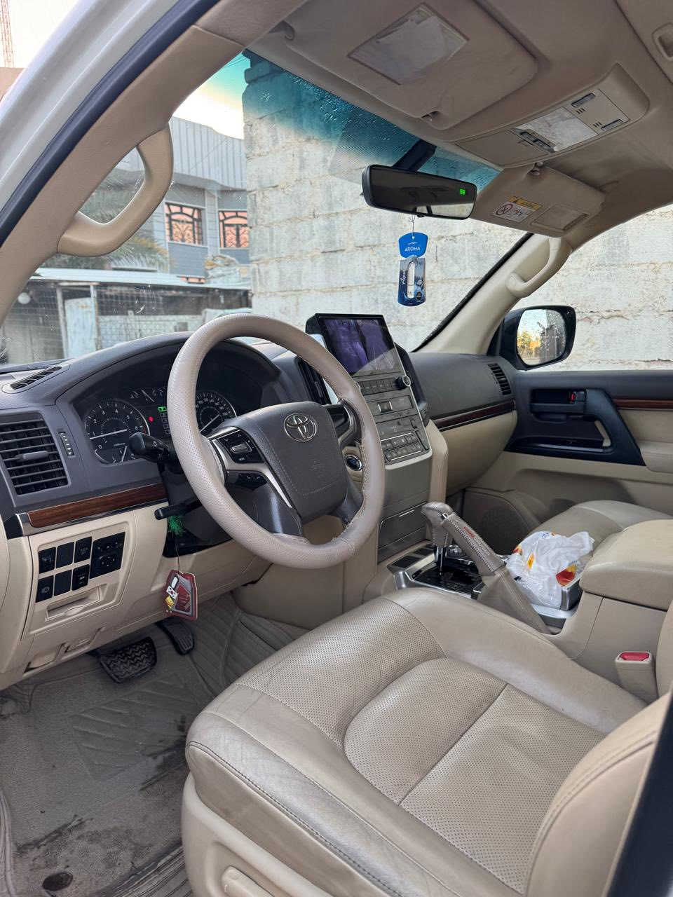 السلام عليكم للبيع لاندكروز موديل ٢٠١٧ فول مواصفات ساز معروفه مواصفات الساز 
فتحه 
بصمة 
دواسات ليزريه
٥ كاميرات
شاحن واير ليس
٣شاشات عرض
تشغيل عن بعد
كشنات جلد+كهرباء 
حساسات امامية خلفية 
زراك لايت 
محرك ٦سلندر مكفول مع الكير
تخم تاير دنلوب ياباني جديد
السيارة جاهزة من كل النواحي اوجديده رقم اربيل بأسمي وبيها باج تظليل ٨٠٪؜ السياره بيها جاملغ امامي مبدل وكاله وصبغ نص البنيد بدون دواخل خلاص
السعر  ٤١٥ $ وبيها مجال 
الاتصال ***********
