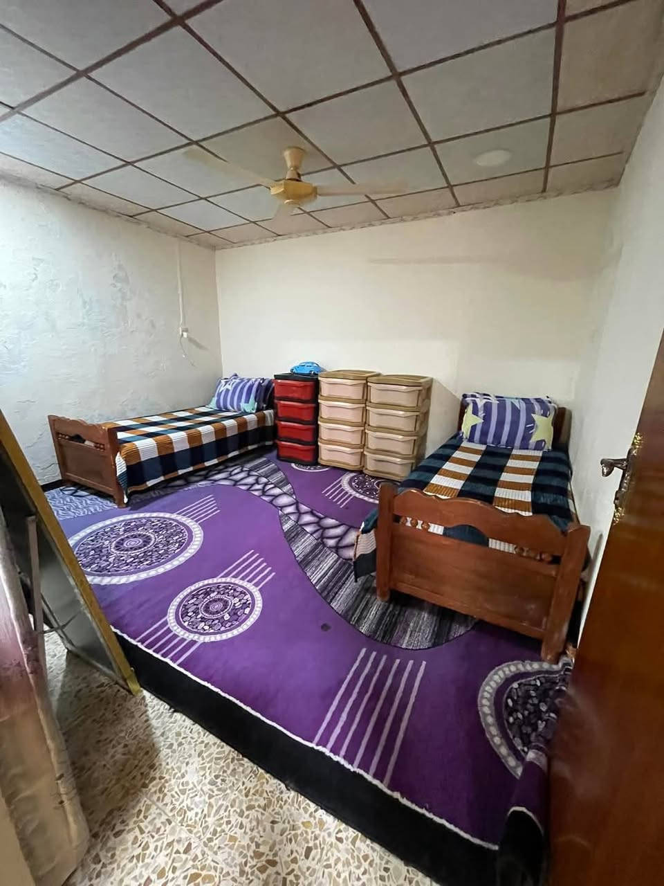 دار للبيع حي صدام مربع الذهبي قريب عن جامع الشاكرين
مساحه 100 متر واجه 10 عمق 10 ركن مربع 

يتكون من طابق واحد 
من غرفتين نوم وهول ومطبخ وصحيات وكراج سياره 

كاشيء سيراميك سقوف ثانويه ديكور مرتب

++تبليط جديد للمنطقه كامل 

سند طابو ملك صرف شرط التحويل 

اللاستفسار 
***********
‏‪***********‬‏
