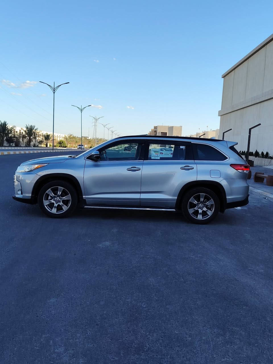 السلام عليكم للبيع بسعر مناسب 225 تيوتا هيلندر فول موصفات في ايبي 2017 امريكي  6 سلندر 3500 الضرر جاملغ خلفي والبنيد فقط بس بخ بمريكا بدون اي داخل شرط الفحص السياره ماشيه 78 الف حيل جديده وموصفات كشن منفصل 7 راكب تبريد مركزي رادارات بصمه فتحه كشنات كهرباء تدفئه تبريد بل كشن فتحه جلد بجم زنون السياره بعد بيه موصفات هوايه رقم وهزه وسنويه جدد تحويل مباشر العنوان تكريت
***********
