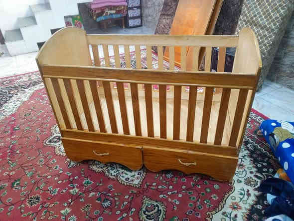 سرير مال اطفال للبيع السعر100 ***********
