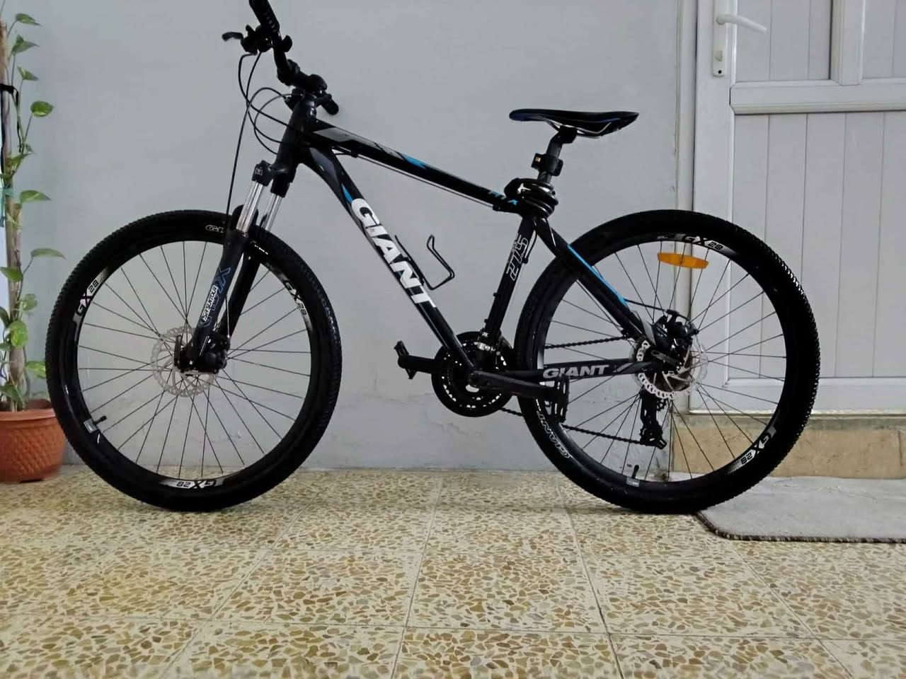 بايسكل ماركة جاينت بالة للبيع الحجم 27.5 دبل امامي للبيع مع التوصيل السعر 200 الف غير قتبل للتفاوض سعرة مناسب مقارنة مع غيرة والتوصيل علية للاتصال ***********
