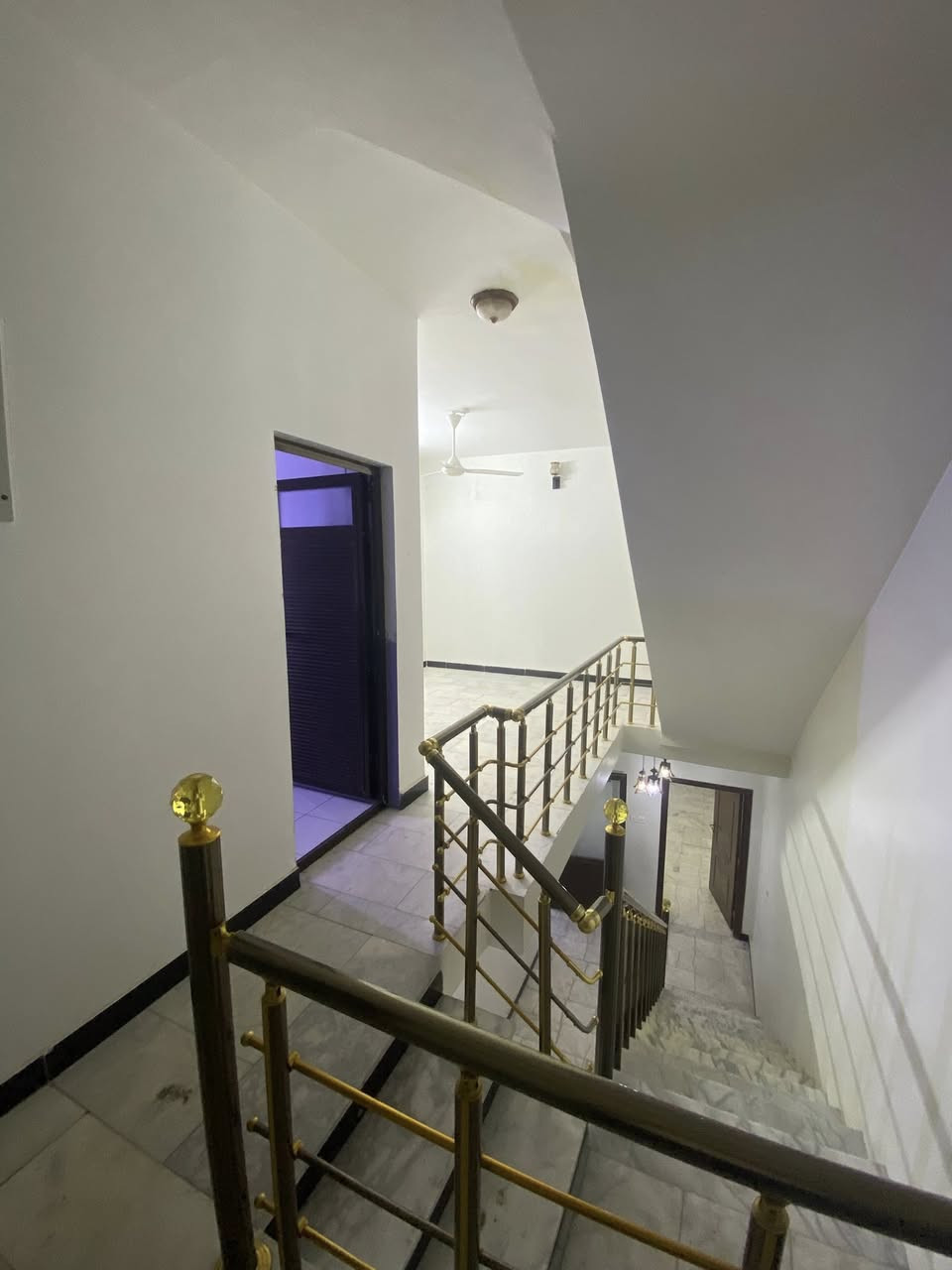 تحية طيبة
دار 🏠 مميز للإيجار 

المساحة / 110 م

العنوان / الكرادة الشرقية - قرب كنيسة مار يوسف 

المحتويات 

الطابق الأرضي / الدار مدخلين - طرمة - صالة - مطبخ - حولي - غرفة نوم - حمام 

الطابق الثاني / حولي - غرفتين نوم - حمام كبير -بيتونة كبيرة تصلح مخزن  

للاستفسار عن السعر وباقي التفاصيل يرجى الاتصال على الأرقام التالية 

***********

***********

العادل للاستثمار والتطوير العقاري
