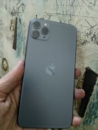 ايفون 11 برو ماكس  السعر 300 قفل بدون عملة  256 ذاكرة  وتر بروف جهاز ش...