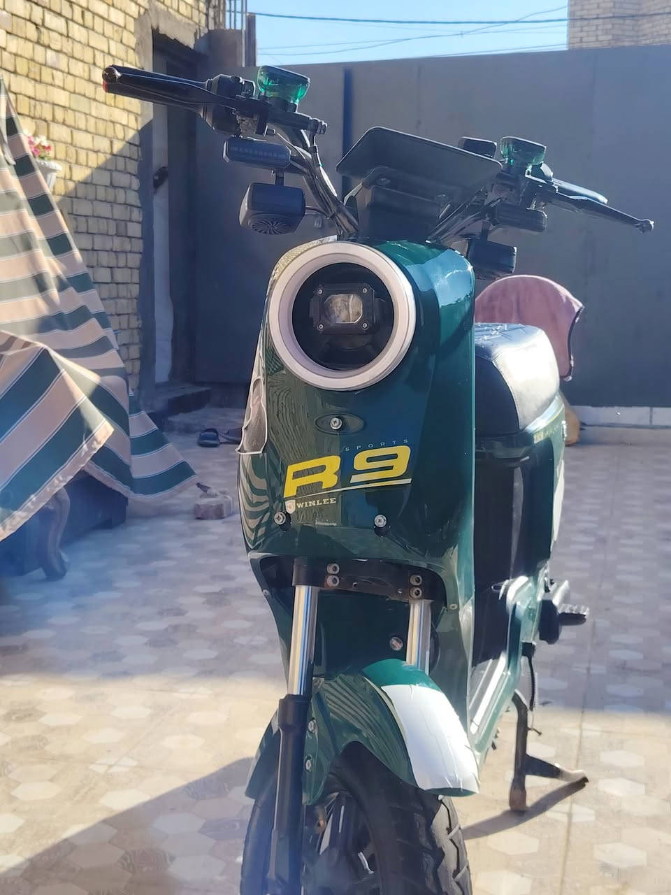 دراجة شحن R9 موديل 2025 نظافة 100 بلمية موجودة غراضها كلها من دواسات وسلة ومرايات +وياها خوذة المكان مركز الناصرية السعر راسلني خاص او على الرقم ***********
