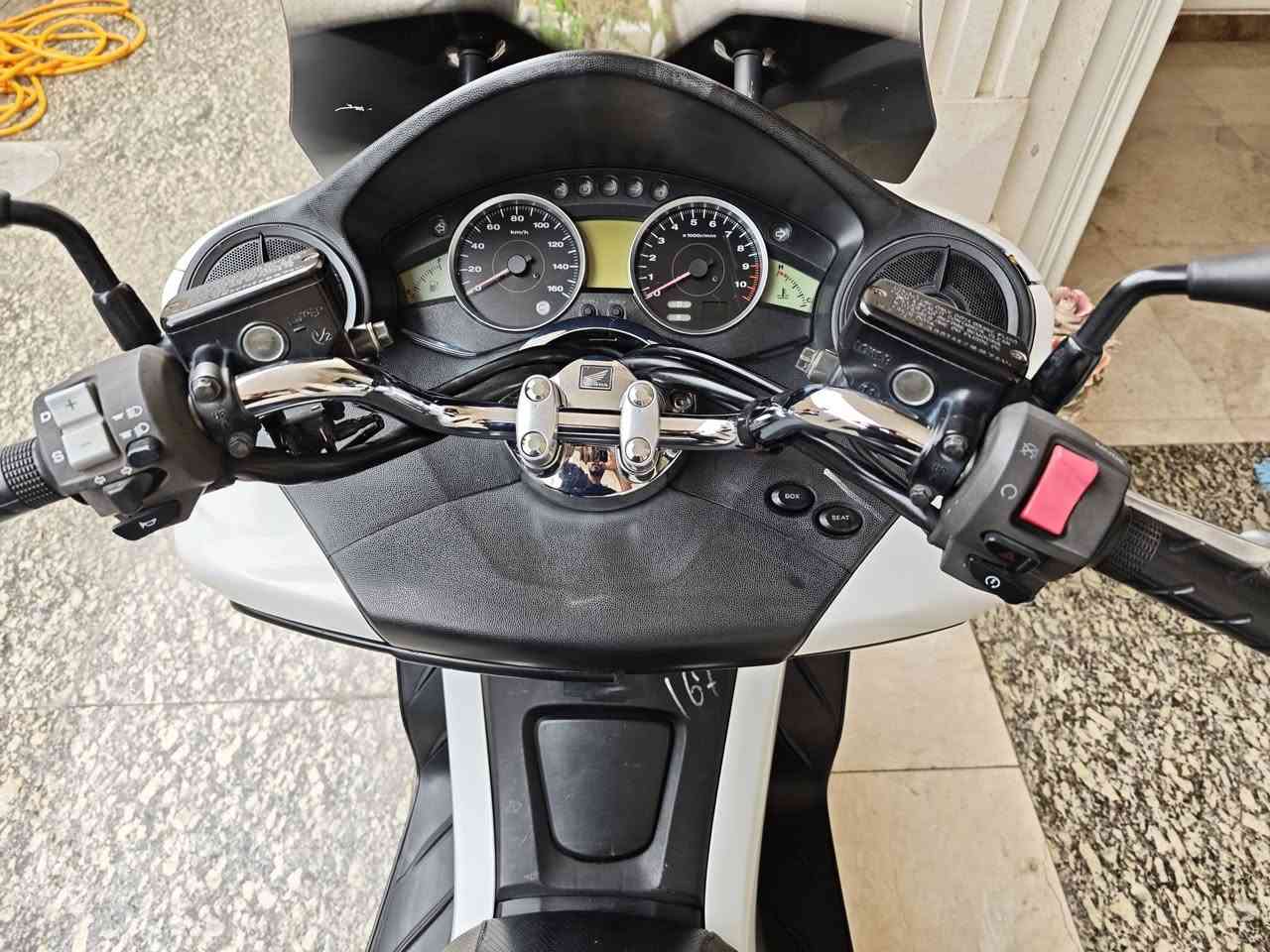 السلام عليكم فورزة 0.10 للبيع الدراجه كامله مابيهه اي نقص كير محرك مكفولات الدراجه عالبلاد  تجي وتشوف بعينك ماشيه 45 الف المكان العمارة للتواصل ***********
