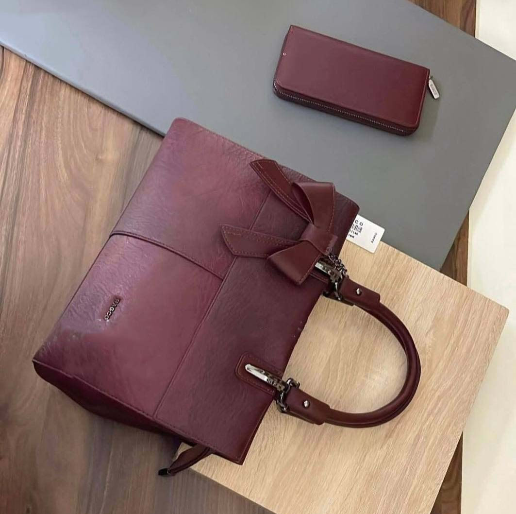 ♦️ #جديد_ازياء ضياء 
حقيبة نسائية ماركـ®️ـة BAGCO 
الخامة جلد طري ،، الحجم وسط ،، الابعاد 31 21X سم ،، خانات متعددة ،، جزدان ،، سير اضافي ،، 

 📌للحجز 

●  مراسلة الصفحة او عن طريق الواتس اب على الرقم 
***********

_____________________
♦️ في حالة عدم مطابقة المنتج للمواصفات المعروضة بالصفحة يمكنك رفضه عند الاستلام(بدون دفع اي مبلغ)

♦️الرجاء التأكد من الموديل والقياس المطلوب أثناء وجود المندوب.. #حصرا 
♦️خدمة التوصيل 5 الاف لكل المحافظات
