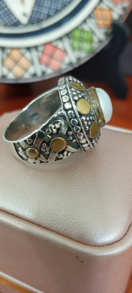 A beautifully crafted taper ring crowned with a pearl


**إذا كنت صاحب هذا الإعلان وتريد حذفه لأي سبب، رجاءا أرسل رسالة إلى الدعم الفني**