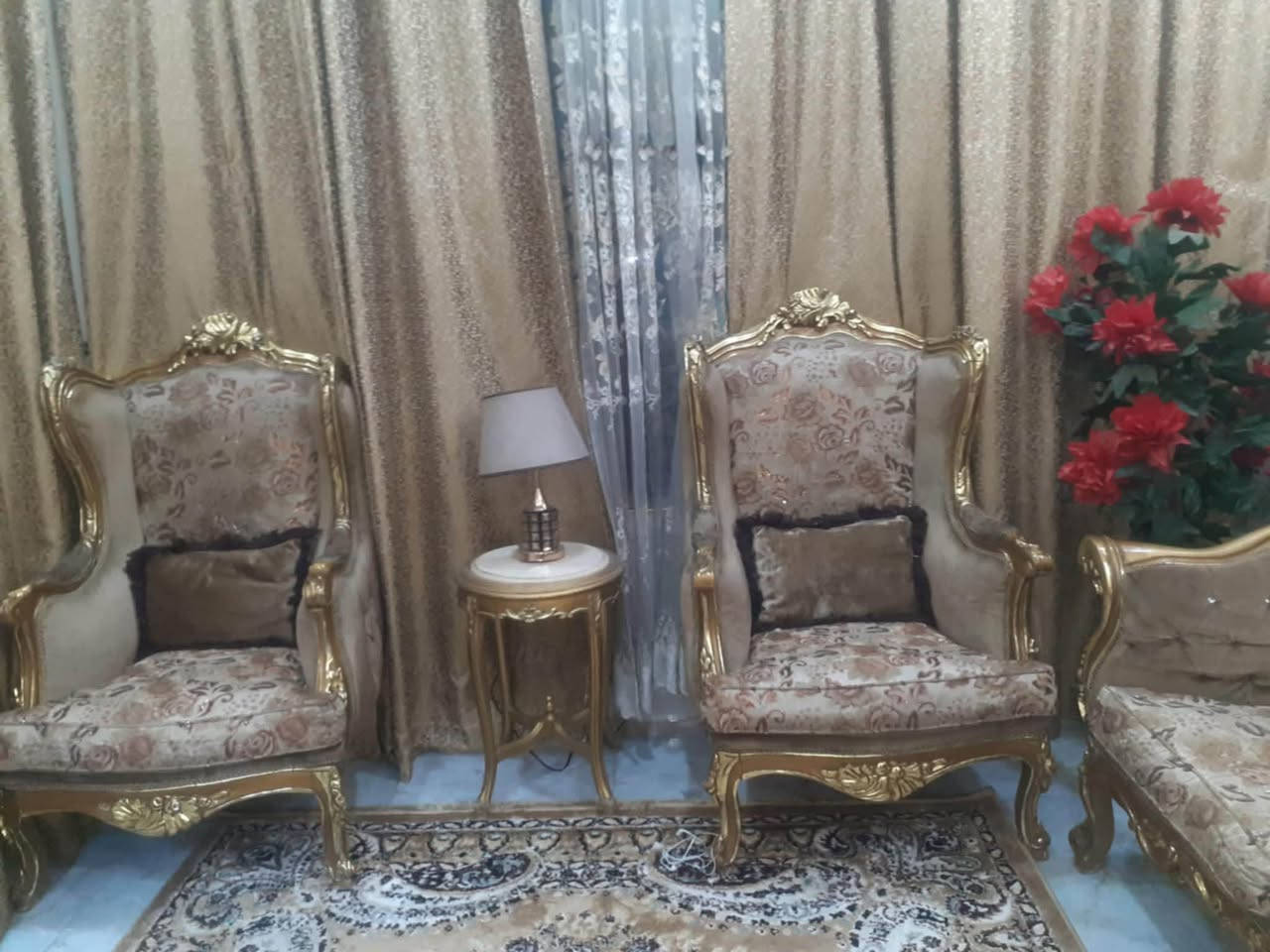 السلام عليكم تخم مصري للبيع سعره ٥٠٠ وبي مجال 
للتواصل:***********
العنوان السريدات 
تفاصيل التخم قنفات كبار ٢ و٤ كراسي وطبلات عدد٣
