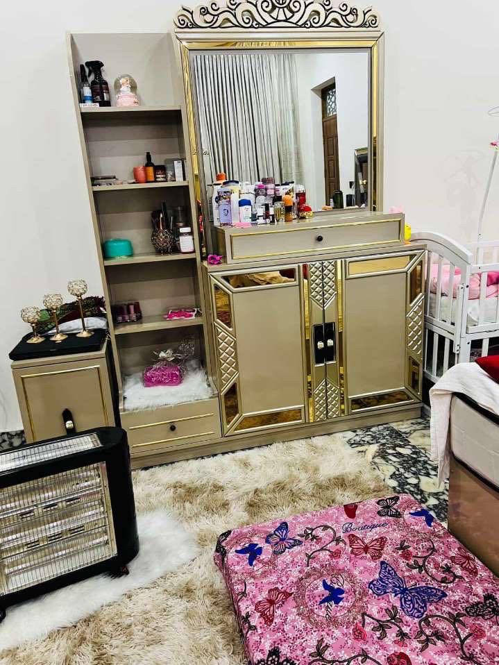 تحية طيبة للبيع غرفة تركيه  درجه اولى مستعمله شهرين فقط ١١ قطعه  البيع لغرض السفر مشتريه ب٣ملايين ونص. ابيعه بمليونين و٧٥٠ وبيه مجال 
مكاني بغداد الغزاليه شارع مدير الامن 
***********
