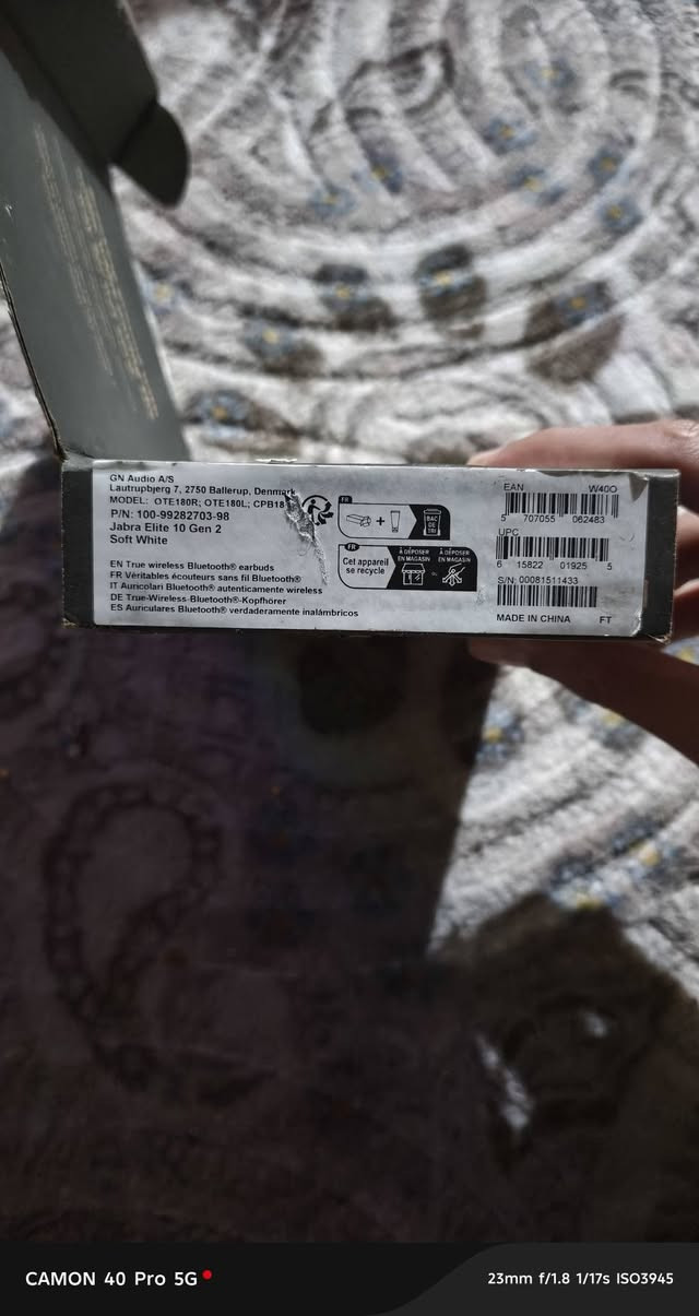 🎧 Jabra Elite 10 Gen 2.. طاقة جبارة وصوت خيالي!
​لا تكتفِ بالاستماع فحسب، بل عش التجربة مع أحدث جيل من "جبرا"، المصمم ليواكب يومك الطويل دون انقطاع.
​🔋 ثورة في البطارية والشحن:
​36 ساعة من المتعة: إجمالي عمر بطارية يصل إلى 36 ساعة (عند إيقاف عزل الضوضاء) و 27 ساعة (عند تفعيل العزل).
​شحنة واحدة تكفي: استمتع بـ 6 ساعات متواصلة من الموسيقى بشحنة واحدة للأذن مع تفعيل ANC، أو 8 ساعات بدونها.
​شحن البرق: ⚡ هل أنت مستعجل؟ 5 دقائق فقط في العلبة تمنحك ساعة كاملة من الاستخدام.
​شحن ذكي: تدعم الشحن اللاسلكي والشحن السريع عبر USB-C.
​🛠️ المواصفات التقنية "الوحشية":
​العلبة الذكية (Smart Case): أول علبة في العالم تعمل كـ "جهاز بث"؛ وصلها بأي جهاز (شاشة طيارة، تلفزيون) وستنقل الصوت للسماعة لاسلكياً بجودة عالية.
​صوت Dolby Atmos المطور: صوت محيطي 3D مع خاصية تتبع الرأس لتشعر أنك في قلب الحدث.
​عزل ضوضاء ANC مضاعف: أقوى بمرتين من الجيل السابق، يعزلك عن العالم تماماً.
​تصميم ComfortFit: تصميم "نصف مفتوح" يمنع الضغط داخل الأذن، لارتداء مريح طوال اليوم.
​متانة خارقة: معيار IP57 لمقاومة الماء والغبار (يمكنك غسلها بالماء!).
​الخيار الأمثل للمحترفين وعشاق الصوتيات! 🚀***********
