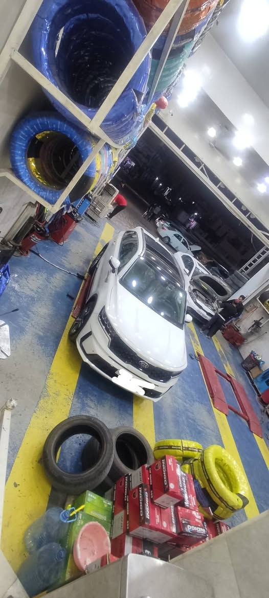 🚘 للبيع – كيا سورينتو 2021 خليجي فول مواصفات
▪️ اللون: أبيض 
▪️ الممشى: 55 الف كم
▪️ محرك سته سلندر أوتوماتيك
▪️ 7 مقاعد
المواصفات: ✅ 
✅ 4 وضعيات قيادة (Comfort / Eco / Sport / Smart)
✅ سقف بانوراما
✅ شفتات مقود 
✅ كاميرا 360° مع كامره اربع اتجاهات
✅ شاشة عرض إشارة في الدشبول
✅ شاشة عدادات رقمية
✅ شاشة وسطية Apple CarPlay 
✅ إضاءة داخلية Ambientt Light 
✅ تبريد للمقاعد الأمامية
✅ جنوط ألمنيوم أصلية.
✅ مقاعد جلد فاخرة
✅ تشغيل بصمة وتشغيل عن بُعد
✅ مثبت سرعة ذكي
✅ حساسات أمامية وخلفية
✅مكيف أمامي وخلفي منفصل
✅ كير ماوس 
✅ سايد بريك بصمة 
✅ باب خلفي كهربائي
✅ شاحن لاسلكي
✅ إضاءة LED كاملة
حالة السيارة: ✔️ استخدام شخصي 
وارد خليجي 
✔️  تخم تايرات
✔️ باتري جديد
✔️ مكينة وكير وشاصي بحالة ممتازة
✔️ للعلم السياره بيها تجيه ع جهه اليمنه مصلحه وجاهزه من كلشي

💰 السعر: (190 وبيها مجال ) 
📞 للتواصل: ( *********** ) او مراسلة 
"سيارة عائلية فاخرة، مريحة، اقتصادية، وجاهزة للاستخدام مباشرة."
