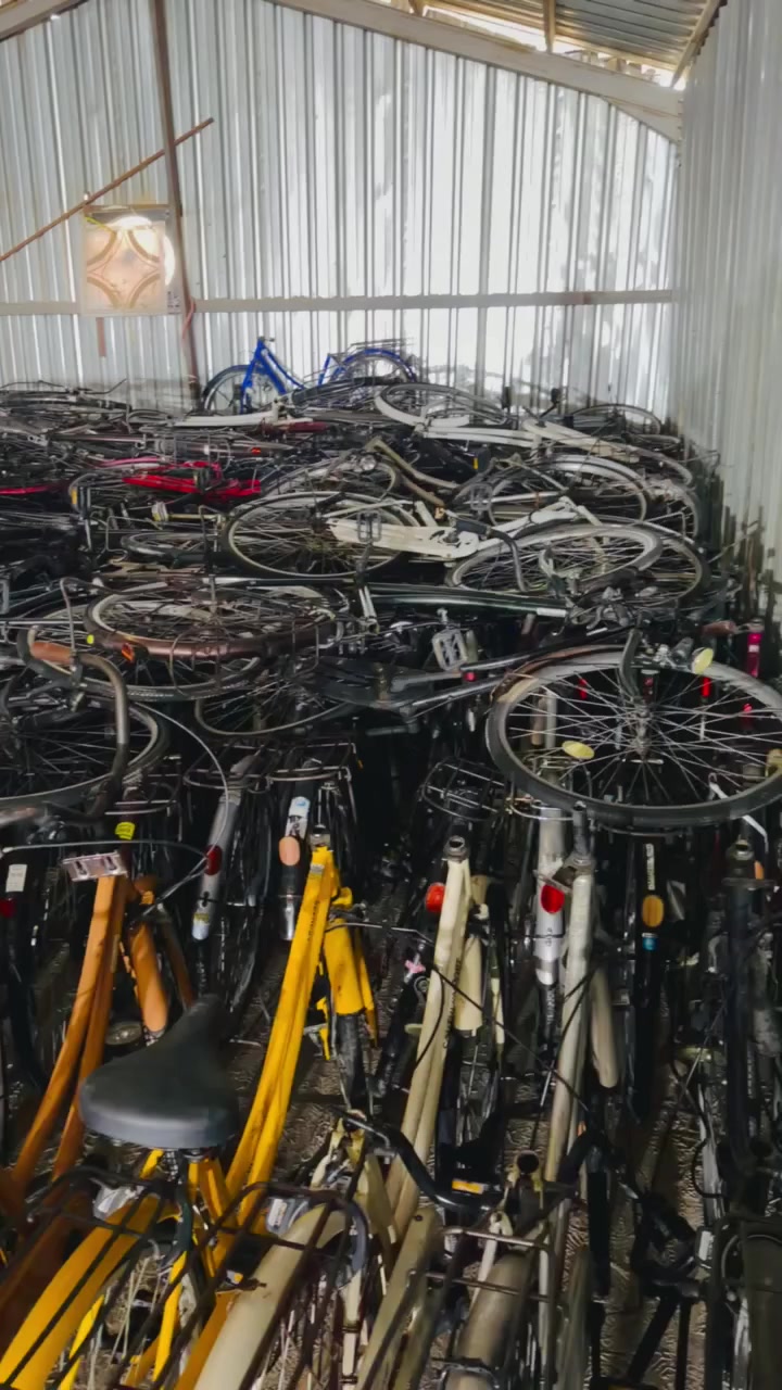 الحمدالله تم بعون الله وصول حاوية بايسكلات سياحي احسن الشركات جميع الانواع والاحجام كل هاذه وين تلكون يم علوة الجوادين البصره القرنه صناعية الحمداوي بادرة الحاج عبدالحسين ابو قاسم للأستفسار الاتصال على رقم التالي
العمله
جمله +مفرد 
كل الهله شرفونه 🤍🫶❤️🫡
***********
