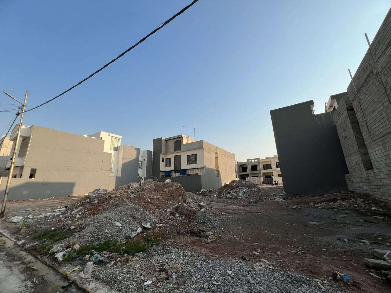 #عروض_عقارات_الحيدر

حي التعليم مجمع النور السكني 

قطعتين متجاورات للبيع مساحة كل وحده 240 م والواجهه 12 اتجاه شمال 
موقع مميز وراقي 
يمكن البيع حسب الطلب قطعه او نص او كلاهما 
للاستفسار اكثر الاتصال عل الارقام التاليه 
***********
***********
***********
