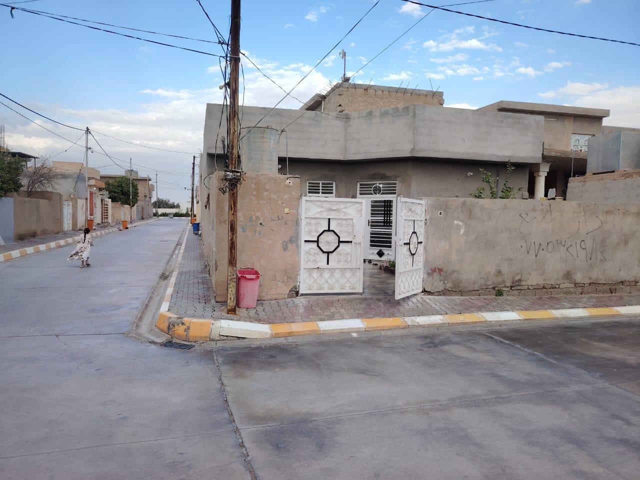 سلام عليكم
دار للبيع مساحة 200 متر طابو ركن
الموقع حي الاتين خلف المستشفى الجديد 
غرفتين نوم 5×4  5×5
ستقبال 5×5
مطبخ 4×3
هول+صحيت
حديقة 3×4
الاستفسار الاتصال ***********
مكلف بل نشر
