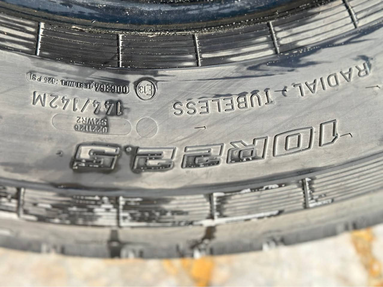 *********** للبيع R10 22.5 زوج تايرات كلش نضيفه وجنت شادهن ع سياره بس طخمت السياره عله قياس واحد وعندي تك واحد يختلف موجود بصور  المكان ابو صخير البصره السعر  200 
*********** 
‭0783 882 6966‬ البصرة, العراق
