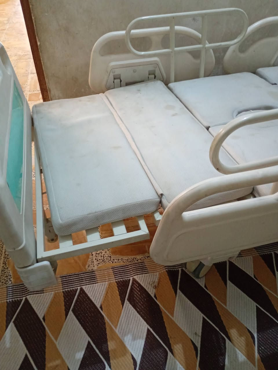 السلام عليكم سرير طبي كهربائي متعدد الحركات مستخدم فتره قصيره للبيع سعر 750الاصال ***********
