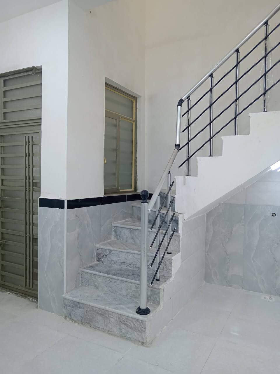 متاح دار ١٠٠متر مربع قاط واحد بنا حديث منطقه نهاوند الثانيه خلف شارع عشرين استفسار ***********
