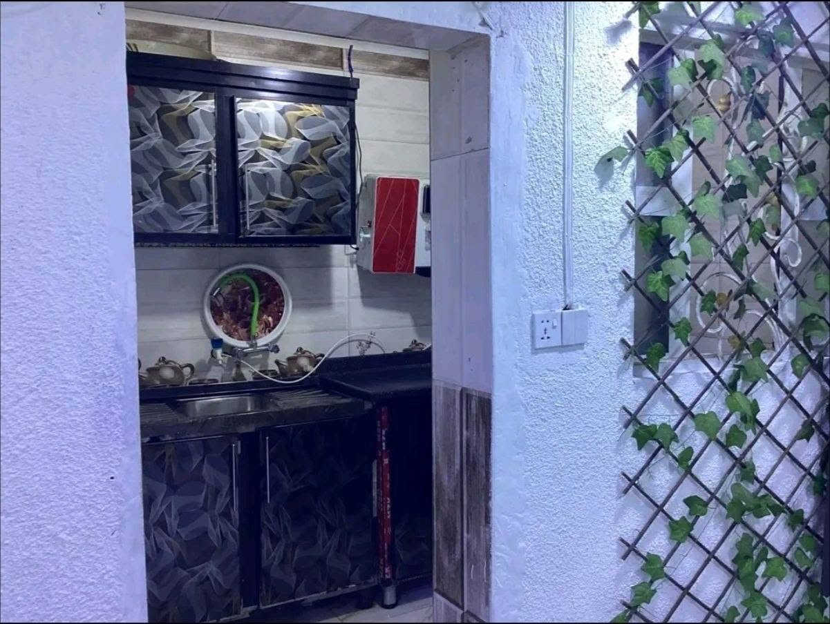 الدار للبيع مساحة 46متر بل طاقة حي الجزيرة
واجهة الدار 4 ونص نزال 10وربع
شارعه 10م 
طابق واحد صب مسلح
يحتوي على غرفة وصالة ومطبخ وصحيات فقط
الاتصال او واتساب ***********
