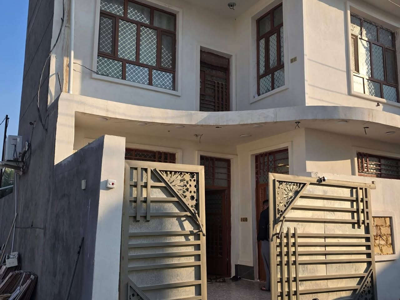 السلام عليكم ورحمة الله وبركاته 
دار للبيع المساحه 150م.طابقين    واجهه 11نص نزال 15م يحتوي الدار على 4غرف منام مع سويتات لكل غرفه وهول وصاله 7×5 ومطبخ  وصحيات داخليه وخارجيه #
العنوان التاجي الشيخ حمد نزلت مصطوصف الشيخ حمد 
للاستفسار الاتصال على الارقام الاتيه كورك *********** واتساب 
*********** الاثير
