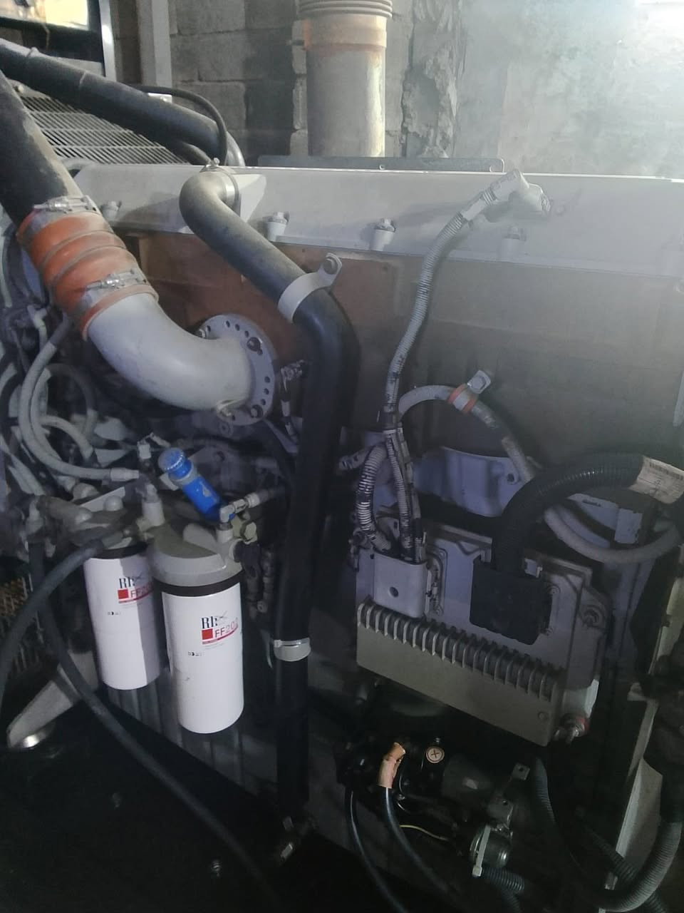 السلام عليكم بيركنز 2500 استندر عضمتهه حلوة توليدهه لوري سومر 500 كيفي مملعوب بي على حمل المولدة تجي تحملهه ساعة ساعتين بيهه تبخير المكينة عارضها ب190 وبيهه مجال مكانها البياع المعالف  ***********
