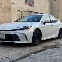 كامري دبي 2025 هايبرد ماشيه70 الف لون صدفي  ربع البنيد صبغ الباقي كفال...
