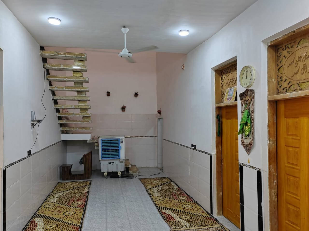 السلام عليكم. 
بيت للبيع مساحته  ٢١٠
العنوان كاع مهدي عاكول خلف الطاقه الكهربائيه. 
الاستفسار على هذا الرقم (  *********** )
