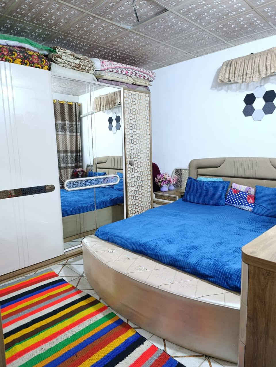 بيت مساحه 55 متر عنوان سايدين المطار شارع اسواق فدك ثاني فرع عن الشارع قريب جدا من الشرع العام يحتوي على غرفه وصاله وتخاريج اساس تجعيب طابوك وبناء بلوك درجه اولى والسقف سندويج درجه اولى ارضيه سيراميك وسقوف ثانويه ماء قوي جدا بدون ماطور والكهرباء جيده جدا 
السعر المطلوب 16 مليون وبي مجال قليل 
رقم ***********
