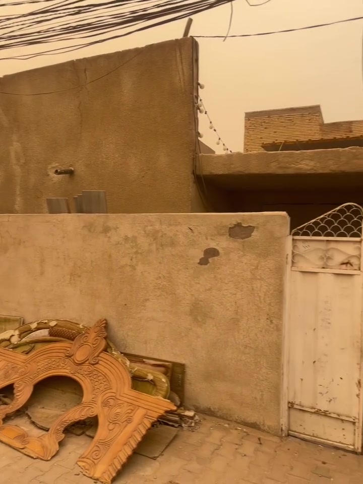 السلام عليكم
بيت للبيع حي الحر الثوره قرب دائرة الكهرباء 
المنطقه تبليط وارصفه ومجاري وجميع الخدمات
مساحة ٢٠٠متر 
للاستفسار***********
