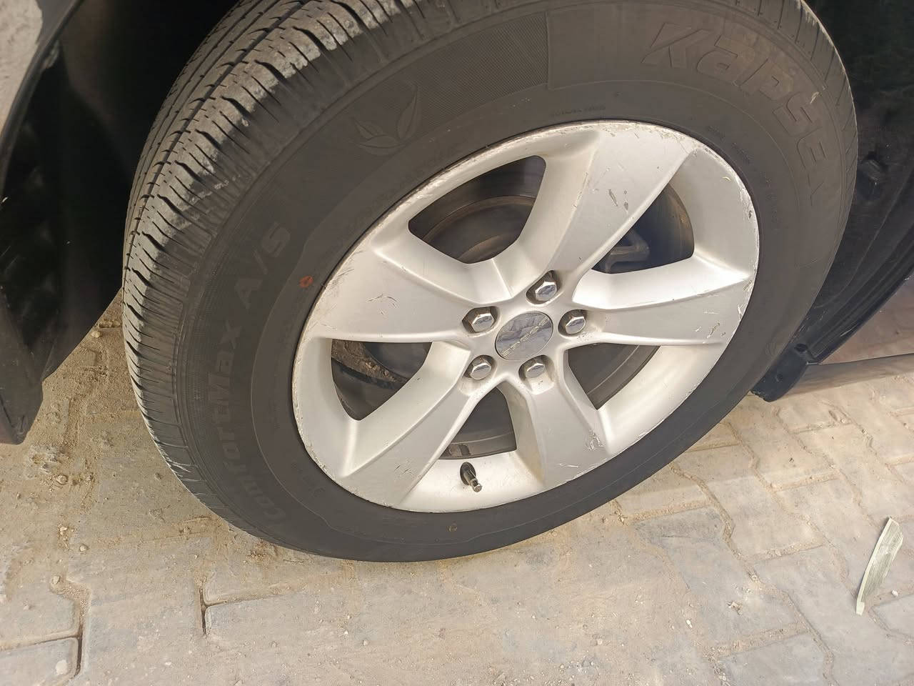 السلام عليكم شباب هذا ب 300,000 بيزوج تايرات بالكرتون والثاني مستخدمات هذا رقمه 
***********
