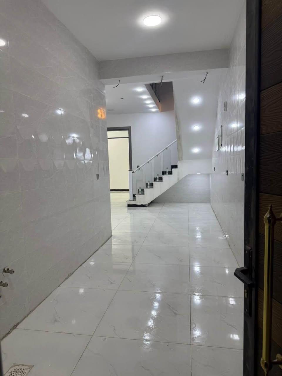 السلام عليكم

🏠 دار للبيع
📐 المساحة: 100 م²
📏 الواجهة: 6.25 م
📏 النزال: 16 م

🔹 بناء طابقين – جديد
🔹 يحتوي على:
 • 3 غرف نوم
 • 2 صحيات
 • استقبال + صالة
 • مطبخ

🔹 شغل درجة أولى
🔹 مع جميع الخدمات

📄 السند: طابو زراعي (سند 25) + قرار محكمة
📍 العنوان: بغداد – الدورة – مدخل البوعيثة
مجمع السلطان الأول – فرع 9

💰 البيع نقد فقط

📞 للاستفسار:
 • *********** (اتصال)
 • *********** (اتصال / واتساب)
 • *********** بغداد, العراق
