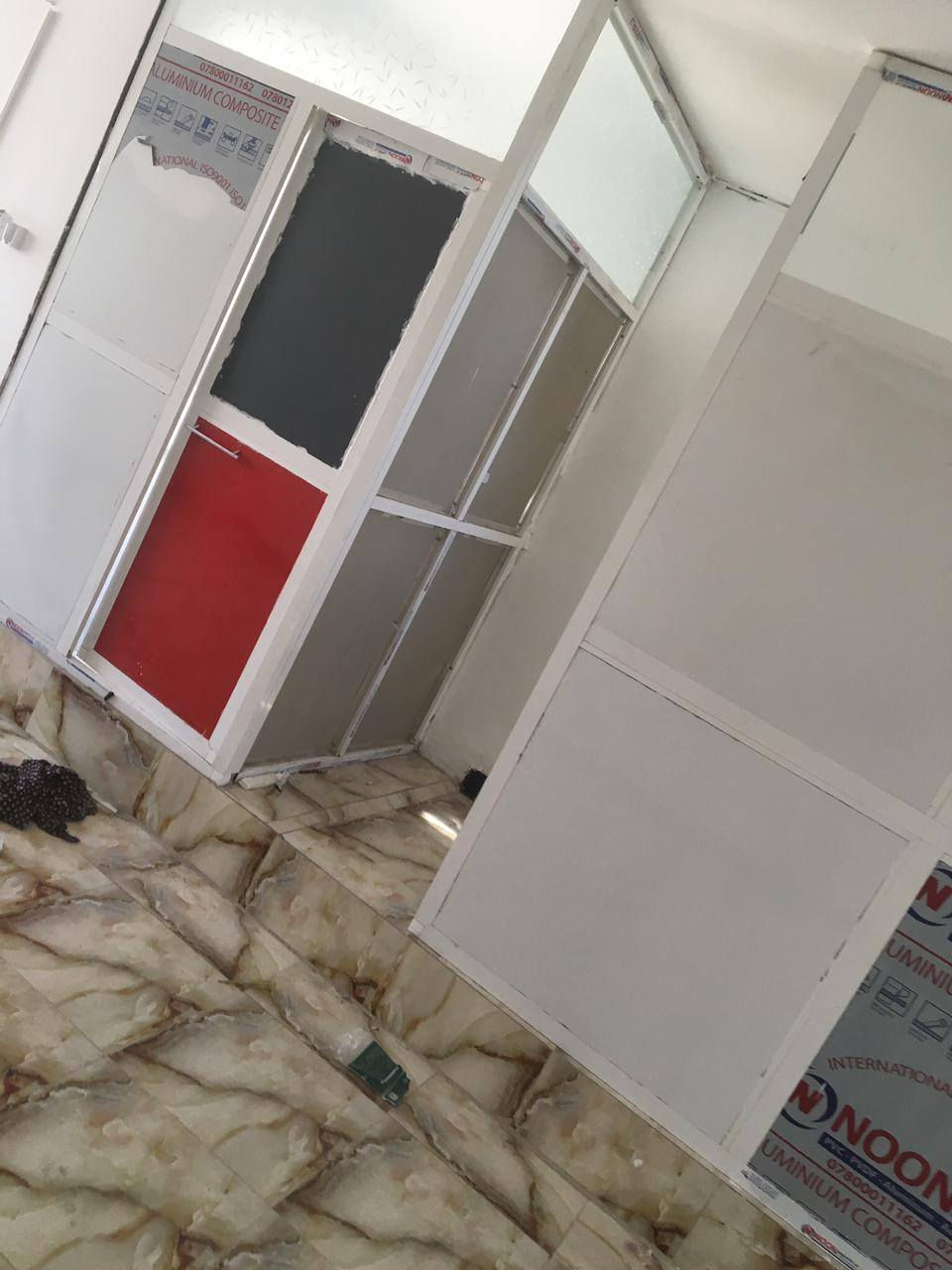 بيت للايجار بدايه العسكري الثاني من شارع الوكفه طابق ثاني يتكون من غرفة نوم كبير تحتي على سبلت وغرفة صغيرة وبيتونه وصالة ومطبخ وصحيات وسطح للاستفسار ***********- ***********
