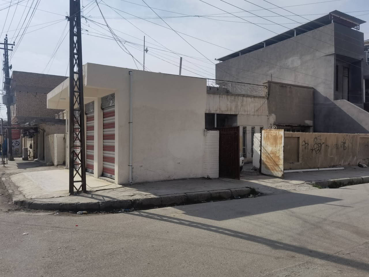 السلام عليكم
دار للأيجار مساحة 300 متر ركن بناء قديم بي نقوصات يرهم مخزن... الموقع ممتاز ركن شارع ام وليد بجوار اسوق بيت فرحان والشارع المقابل صيديلة مكة
للاستفسار الاتصال ***********
