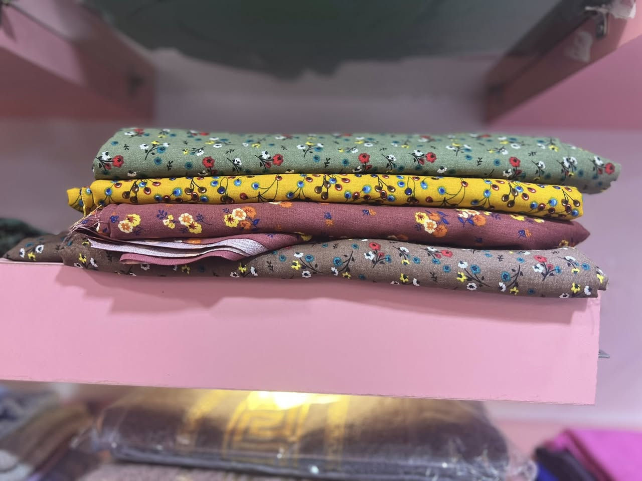 تتوفر لدينا كشامير صادة +مشجرة +فراشات جاهزة مع كوشات رمضانية مع فرشة منضدية نورونة بجيتكم عنوان بغداد (حي حسين سوك العصري اقمشة المصطفى لاستفتسار ***********
