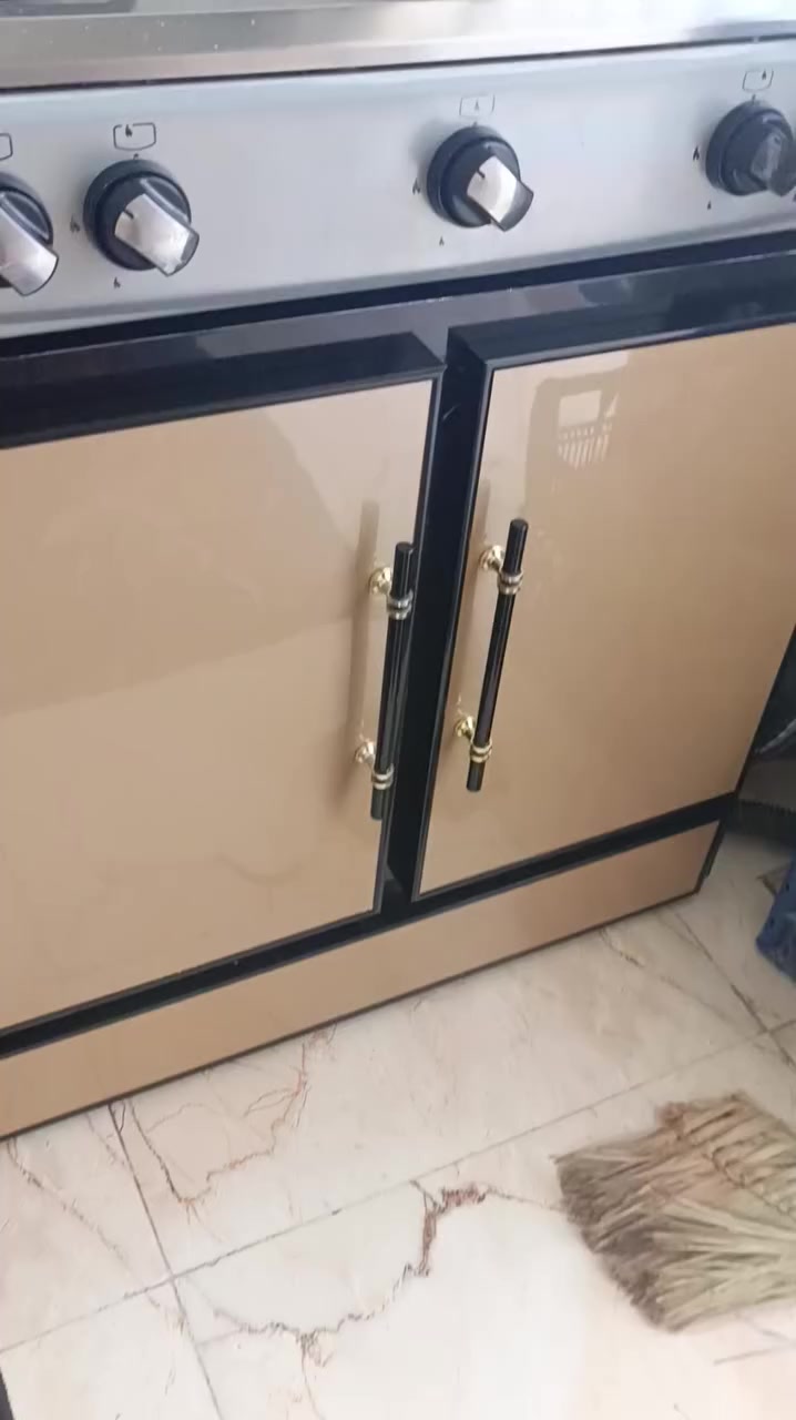 ميز وطباخ ١٠٠ شراي يتصل جامه الطباخ موجوده ***********
