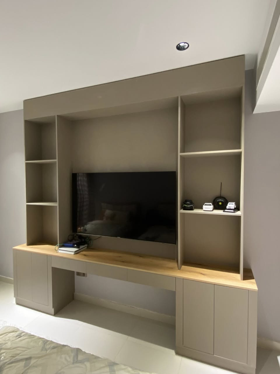 تم انجاز اعمال الديكورات الخشبيه /موقع مجمع البروج 
(TV unit)
(ديكور كورنر )
(مكتبه)
(كوفي كورنر ) 

نجارة احمد 
***********
