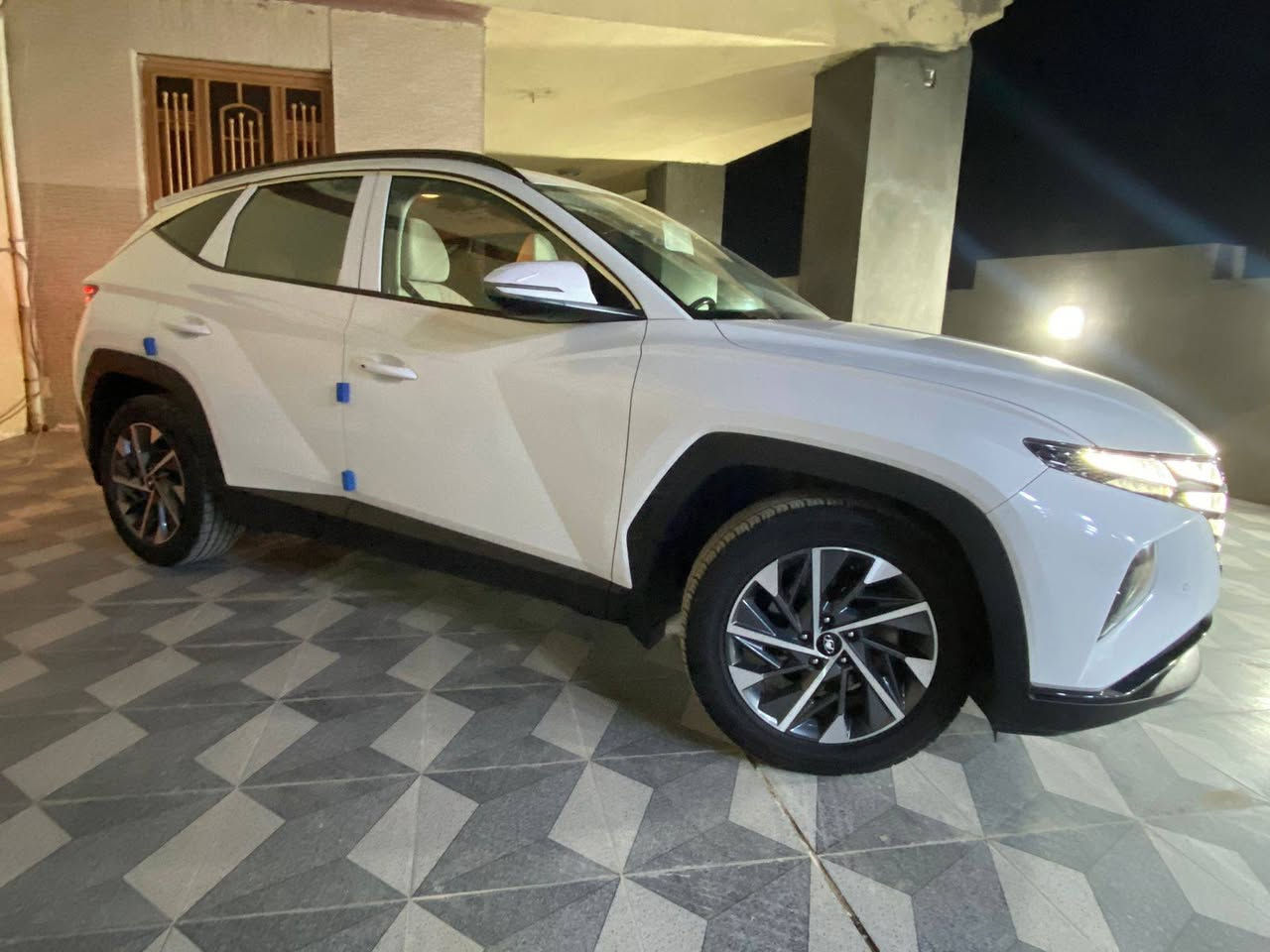 هونداي توسان   2023 خليجي 

ماشيه 40  الف فقط جديده بمعنى الكلمه

سونار جديد موجود بلمنشور  

رقم أربيل جديد  

تحويل وكاله موجود  

سياره مكفوله لا صبغ ولا بارد 

سياره بحالت زيروو بمعنى الكلمه 

  اليكم التفاصيل الآتية فول موصفات 

 حجم المحرك 2.0L 

 مفتاح التشغيل بصمة 

 تشغيل عن بعد 

سايد بريك بصمه 

 اريل نفكيتر 

حساسات أمامية 

حساسات خلفية

لايت زينون + LED 

 كشافات 

 بك لايت LED 

 دخول بصمة ذكي 

 ويل كب 18

 4 دسك

 حساسات ضغط الاطارات 

 اشارة في المرايا الجانبية 

 المرايا قابلة للطي كهرباء 

 ماسحة خلفية 

عدد AIR BAG 2

 هاند بريك بصمة 

 ا ABS 

 دشبول شاشة ديجيتال 

 شاشة Apple Car play 

 كاميرا دوارة 

 مقود جلد حياكة 

 مثبت السرعة Cruise 

 المودات والاوامر الصوتية 

 ا Bluetooth / USB 

شاحن هاتف Wireless 

مخرج منفذ الطاقة 

فحص نظام السيارة 

تتسع المقصورة ل 5 ركاب 

حركة المقاعد الأمامية كهرباء 

تجاوي 5 متحركة 

 نظام الايزو فكس ISOFIX

 قطعتين تبريد  

 أوضاع القيادة Drive Mode 

 ا ECO / NORMAL / SPORT 

 أوتو هولد Auto Hold 

 نظام مانع الانزلاق 

 نظام نزول المنحدرات 

حاملات الأكواب عدد 8

 بردات أبواب خلفية 

 بردة خلفية 

 بردة خلفية 

السعر 218  بيها مجال 

رقمي *********** 

مكاني واسط العزيزيه
