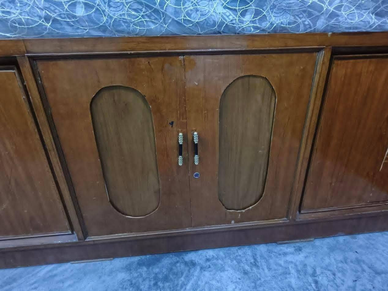 السلام عليكم كنتور للبيع 6 ابواب درجه اولا مع بوفيه بغداد التاجي هاتف
***********
