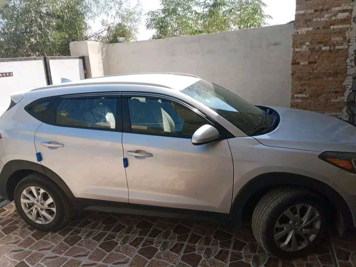 📌 للبيع هيونداي توسان 2019 SE – وارد أمريكي

✅ السعر: 140 ورقة (بيها مجال للشراي) – بيع مستعجل
✅ رقم بغداد دولي باسمي – تحويل مباشر
✅ بالعراق بدون حادث
✅ الضرر موضح بالصور
✅ ماشية: 98 ألف كم فقط

---

🔹 المواصفات:

محرك 2000 / 4 سلندر / اقتصادي

كير أوتوماتيك / 6 نمر

شاشة 5 إنج + كامرة رجوع

تحكم ستيرن + بلوتوث

6 سماعات / AUX / USB

كشنات قماش نظيفة

تبريد ثلج + تدفئة شتوية

سيطرة ثبات إلكتروني + مانع انزلاق

رادارات (مساعد البقاء بالمسار + تفادي الاصطدام)

جنوط ألمنيوم 17 إنج

سنتر لوك + إنذار

--- مكان السيارة بعقوبة 

🚘 السيارة جاهزة، استخدام شخصي، كلش نظيفة

📞 للتواصل: ***********
