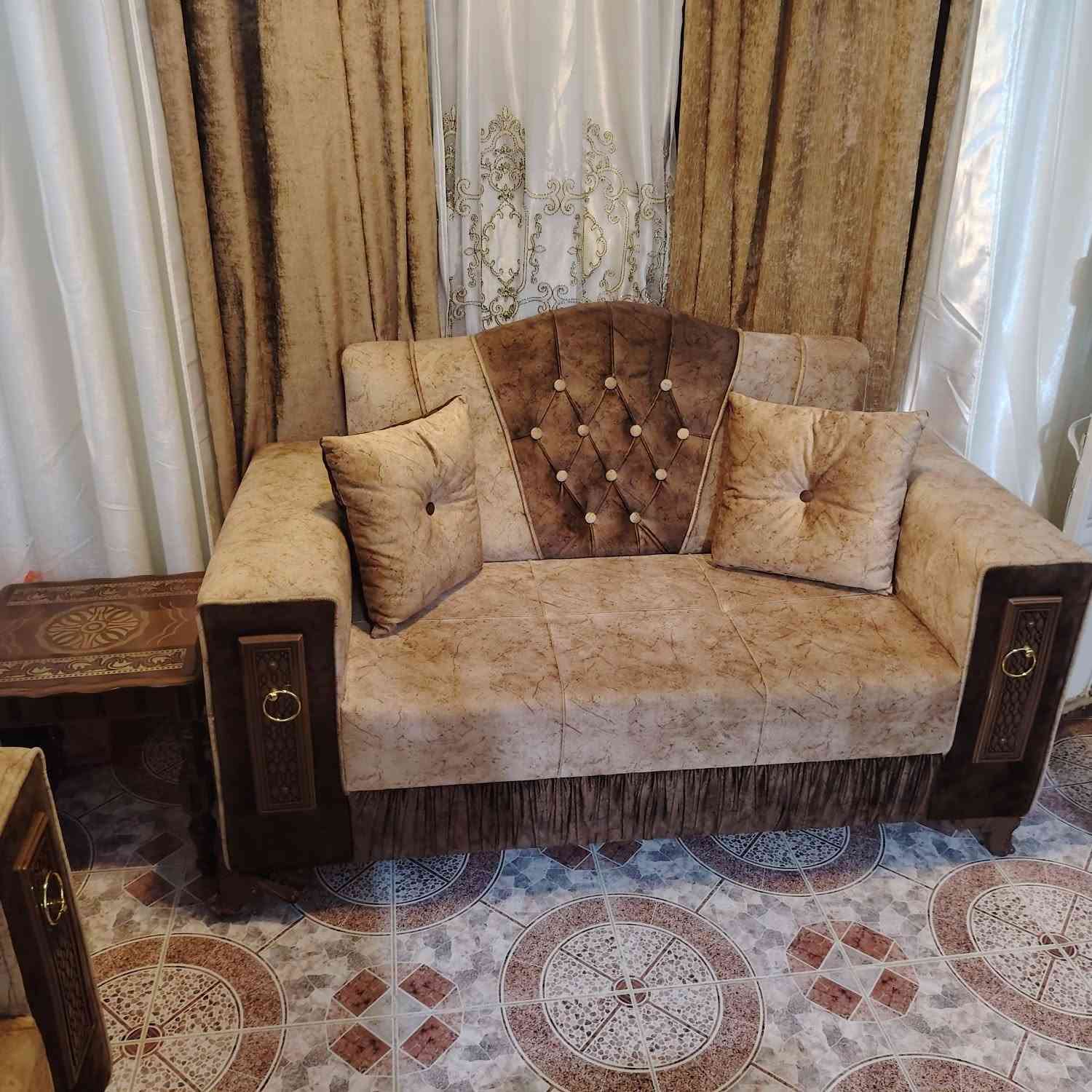 تخم ١٠ مقاعد مستعمل نظيف جدا جدا 🌹
شغل احطاطة درجة أولى 🌸 شغل هيت 🌸 
السعر ٣٧٥ الف 🌹 العنوان هيت شارع القائم مقامية قرب مجمع العيساوي لتنزيلات *********** واتساب 💐

