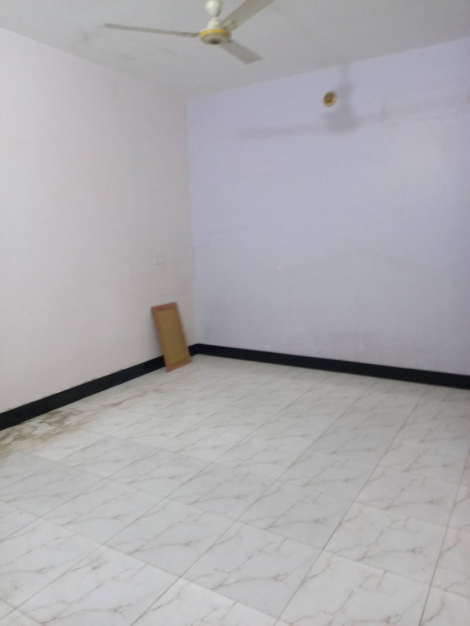 دار للايجار الشهداء خلف جامع المرسلين مساحة ١٢٥ غرفة ديوانية وصالة صحيات داخل وخارج
جاهز ماطور وتانكي وكيزر وخط مولد البيت سيراميك

بدل الإيجار ٣٠٠ قفل الاتصال ***********
