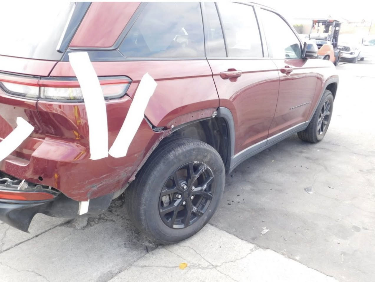 السلام عليكم
جيب بلاك توب موديل 2024

السياره حالياً بالاردن حادثها مثل ما مبين بالصور فقط دعامية وتاير حدادة 
تفيد اصحاب #كتاب_الشهداء 
مكاني بغداد لتواصل أو معرفة السعر عن طريق الواتساب 
***********
