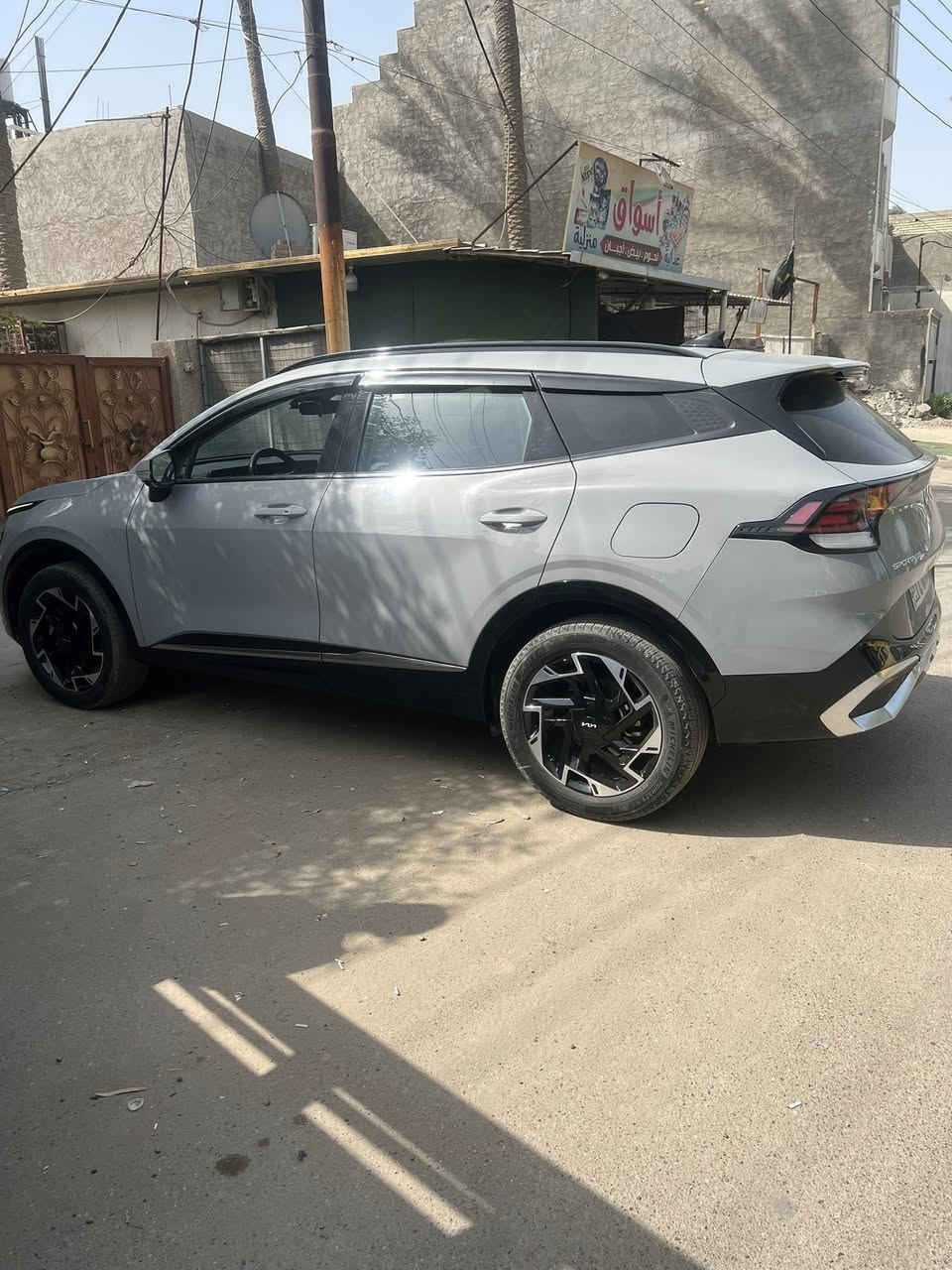 سلام عليكم سبورتج sx برستيج 2023
فوووووول مواصفات 
محرك 2500 اربعه سلندر
السياره وارد امريكي بدون ايربااااك 
 كلير باب السايق والوراه من امريكا بهالشكل وصلت
شررررط الفحص وصور الحادث مرفقه
ماشيه 43 كم
السياره مابيها اي نقص الحمد لله
المواصفات 
شاشة دجتل 4 اشكال مختلفه للكيجات
كامره 360 درجه (4 كامرات)
حساسات امامي وخلفي وتوقف ذاتي
رادار تفاعلي يعني تزيد السرعه وتتوقف حسب السياره الي كدامك بدون اي تدخل منك
نظام الحفاظ على المسار يعني الاستيرن يفتر مع خطوط الشارع ( قياده ذاتيه ذكيه )
رادارات جانبيه وتحذير وتوقف عند مرور شي من خلف السياره مع تحذير اذا فتحت الباب تريد تنزل وسياره جايتك 
الكامرات الجانبيه مع الاشاره تشتغل كبالك بالدجتل 
بانوراما كامله 
كشنات لون اسود بلادي+ كهرباء + تدفئه تبريد وتدفئه الاستيرن ايضاً + كشن السائق يتقدم عن الصعود ويرجع عند النزول تلقائي 
تشتغيل عن بعد
اكبر شاشه بالاسبورتج تجي وتدعم الابل كار بلي واندرويد اوتو 
ماسحات جام تلقائيه + اللايت العالي تلقائي
الصندوك كهرباء + يفتح عند الاقتراب
هاند بريك كهرباء + اوتو هولد ( بريك ثابت بدوسه واحده )
ترحيب عند الاقتراب مع ترحيب داخلي
خزن ميموري كشن السائق شحن لاسلكي ( وايرليس)تبريد قطعتين
دفع رباعي تلقائي 4*4
التوقف الذاتي اذا تأخرت بالبريك
نظام صوتي harman kardon فول نقاوه ودمام
وضعيات القياده ايكو وسمارت وسبورت
رادارات اماميه وخلفيه وجانبيه وايضاً النقطه العمياء 
مكاني بغداد سبع ابكار رقم الهاتف *********** 
متواجد اتصال
السعر 220 ورقة بيهة مجال
