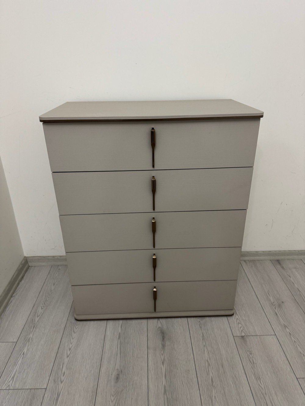 غرفة نوم فاخرة للبيع بحالة ممتازة، تتميز بتصميم أنيق من الخشب الفاتح مع رأس سرير مبطن ومراتب مريحة. تشمل الخزانة الكبيرة بوحدات متعددة الأبواب مع مرآة، بالإضافة إلى تسريحة ذات مرآة وأدراج للتخزين. مثالية لإضافة لمسة من الفخامة والراحة إلى أي غرفة نوم.