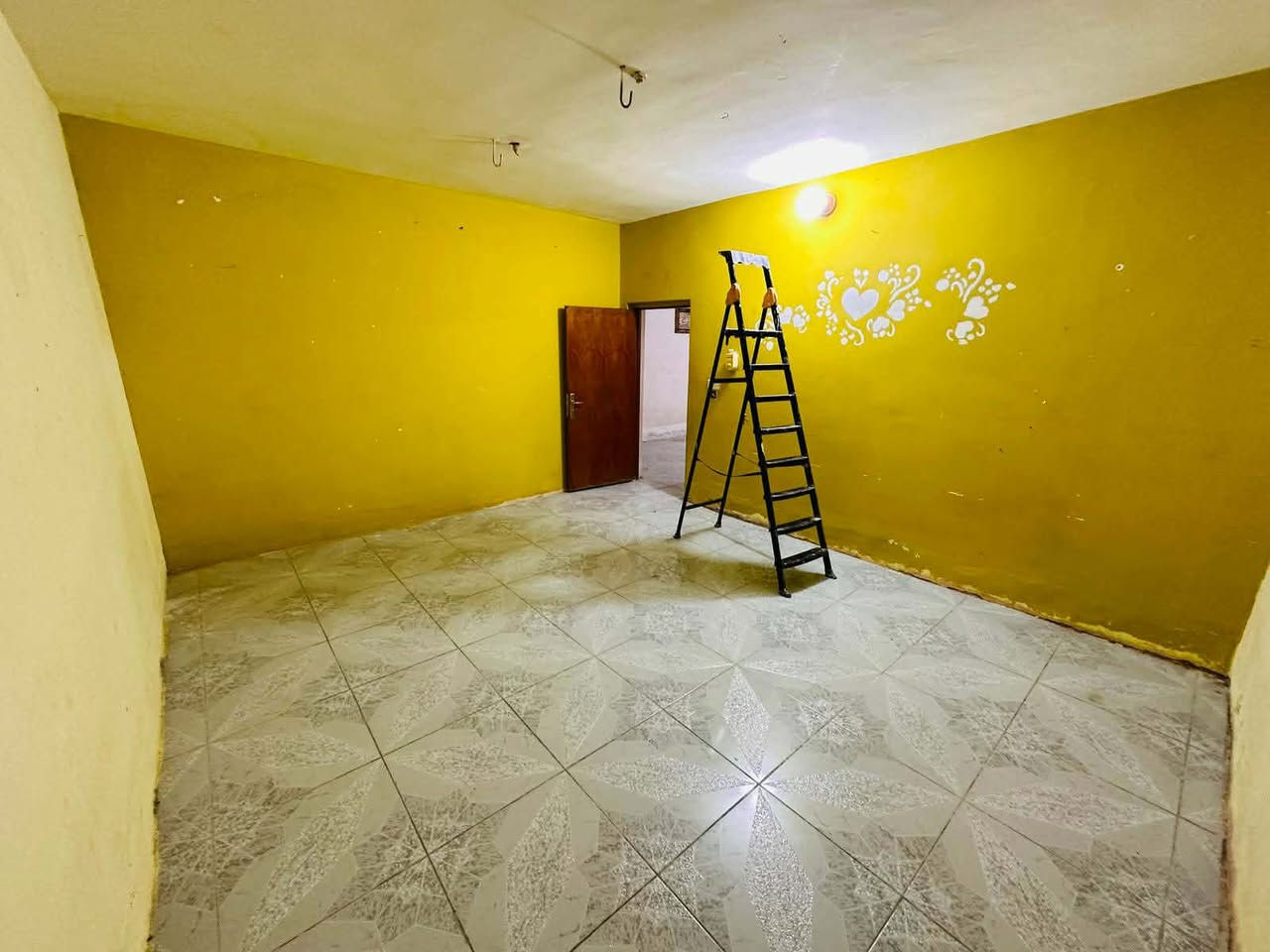 السلام عليكم 
دار للإيجار العنوان الفلوجه حي جولان قرب تقاطع هشام محمد 
٣ غرف و صالة و ديوانية و مطبخ و صحيات إيجاره ٣٧٥ الف وبي مجال
الاستفسار
***********
***********
