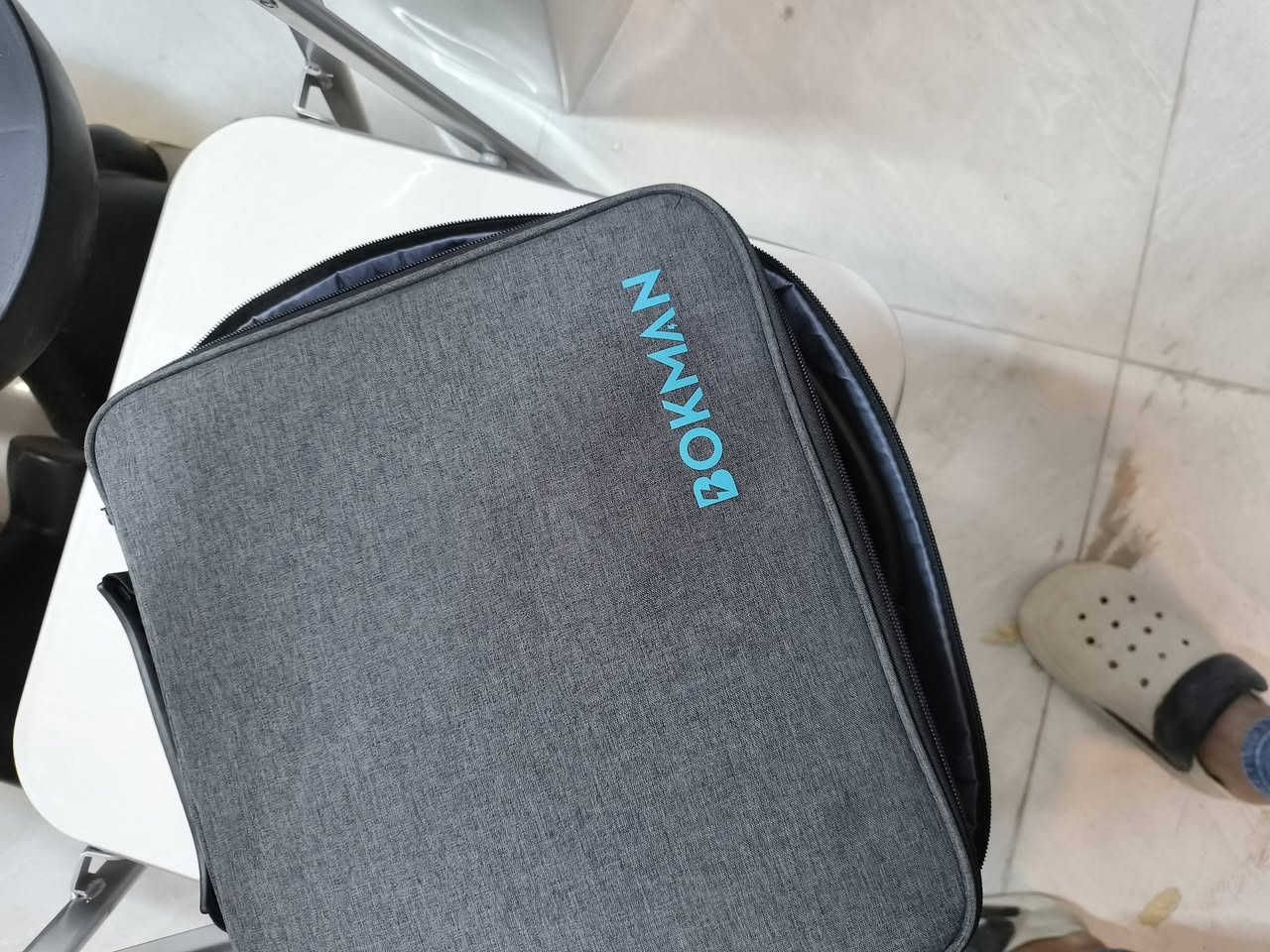 هذا المنتج هو شاحن سيارة كهربائية محمول من العلامة التجارية Bokman.
النوع: شاحن محمول بمسدس من النوع 2 (Type 2) إلى قابس 3 دبابيس.
الطاقة والسرعة: بقدرة 3.3 كيلوواط و 13 أمبير.
الطول: كابل بطول 5 أمتار.
الميزات: مقاوم للماء بمعيار IP65.


**إذا كنت صاحب هذا الإعلان وتريد حذفه لأي سبب، رجاءا أرسل رسالة إلى الدعم الفني**